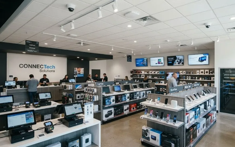 Cableado estructurado: Fotografía de una tienda comercial de tecnología con personas mirando los productos