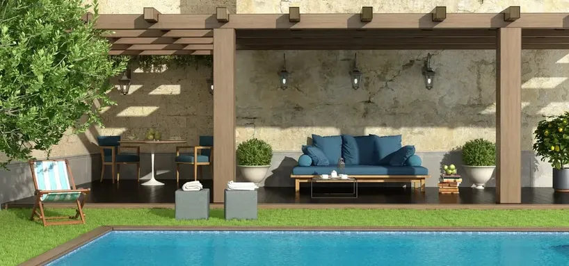 Pérgola de madera en un jardín con sala de descanso y alberca, ambientada con sistema de audio para exteriores