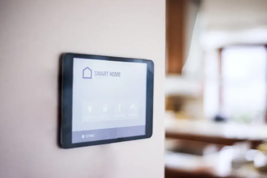 Pantalla de control de pared para sistemas inteligentes conectada por Cableado Estructurado.