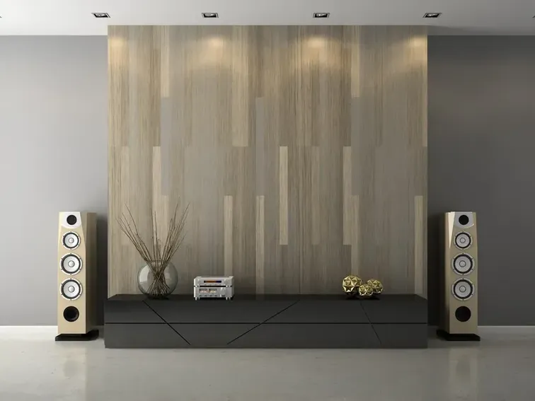 Sala de estar minimalista con un panel de madera en la pared, un mueble negro flotante y dos torres de sonido altas a los lados para completar el equipo de audio para casa.