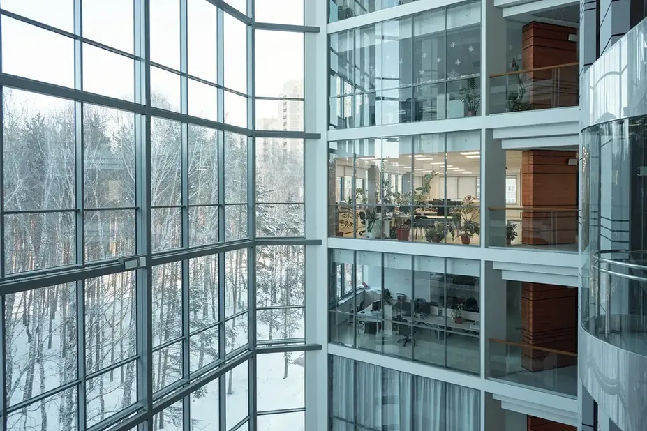 Interior de oficinas en edificios inteligentes con grandes ventanales hacia un paisaje nevado