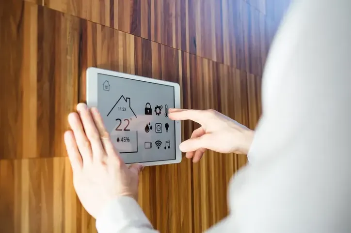 Interfaz de integración de sistemas sobre panel de madera Control de temperatura y funciones mediante la integración de sistemas en una tablet
